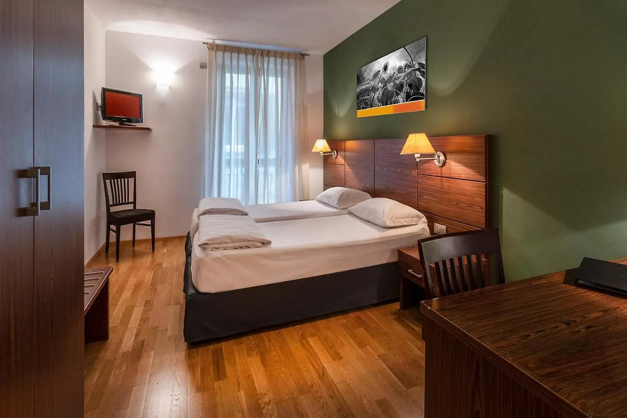 Hotel Lago Di Garda Μαλτσεζίνε 3*,